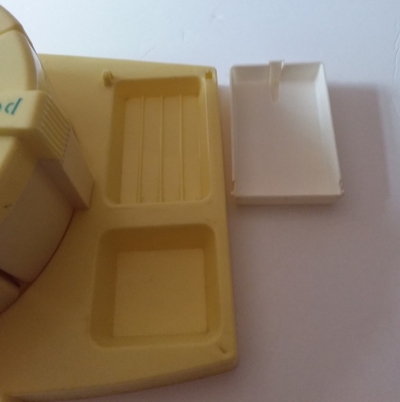 1970 Vintage Plastic Yellow and White Baby Dressing Table Layette 14 Pc. Set - Picture 4 of 5